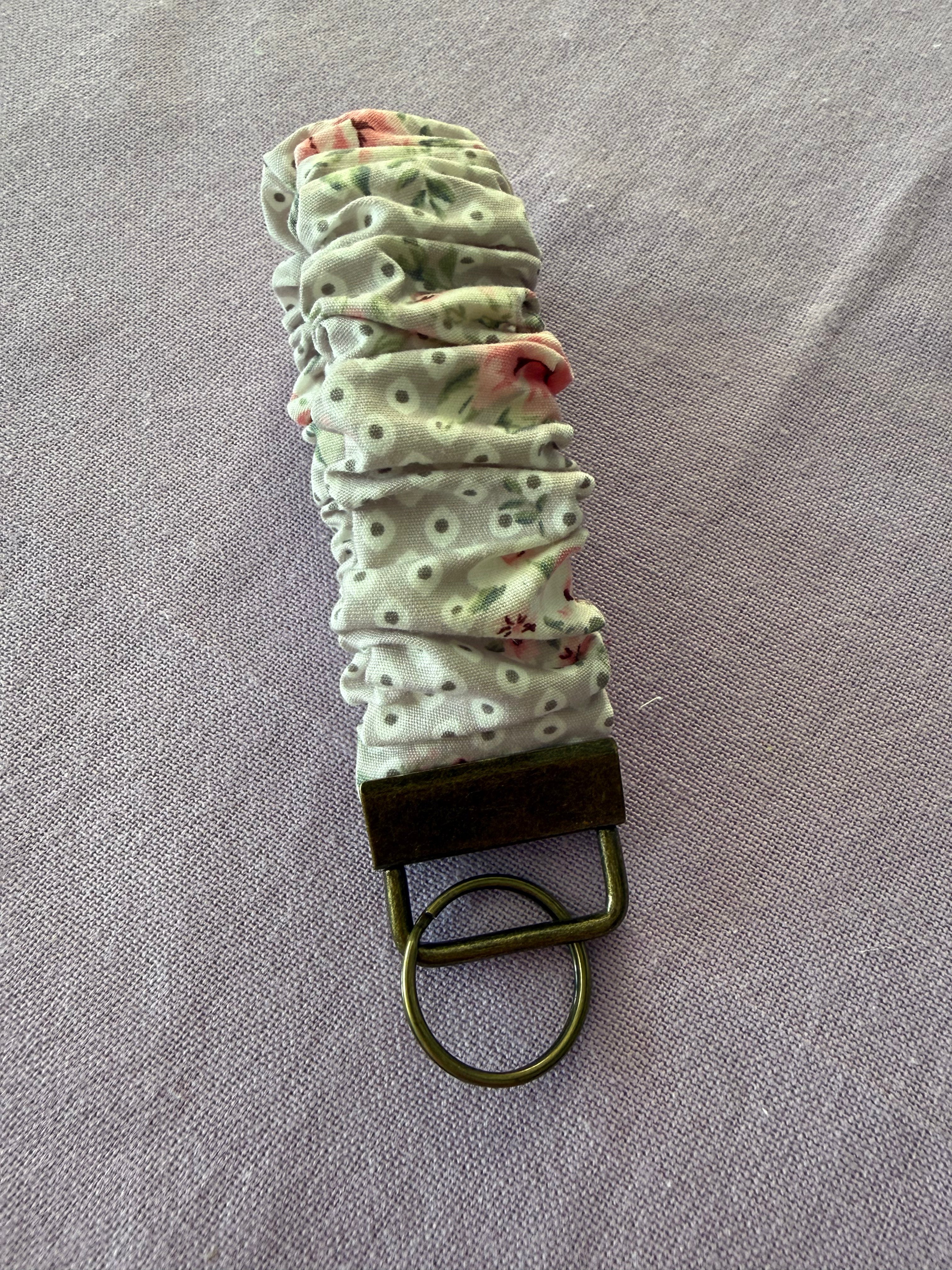 Scrunchy Schlüsselanhänger "Rose whisper"