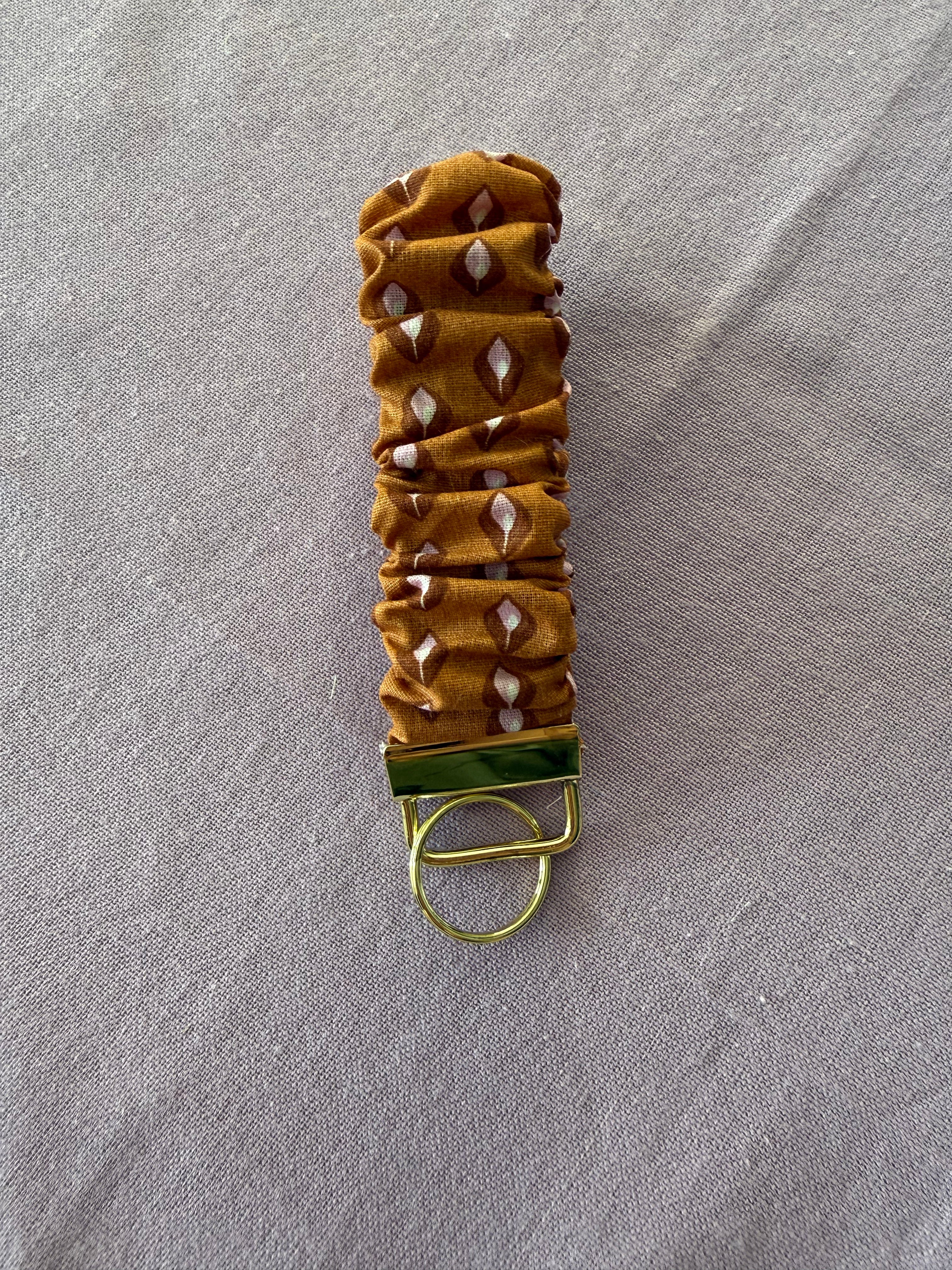 Scrunchy Schlüsselanhänger "Amber echo"