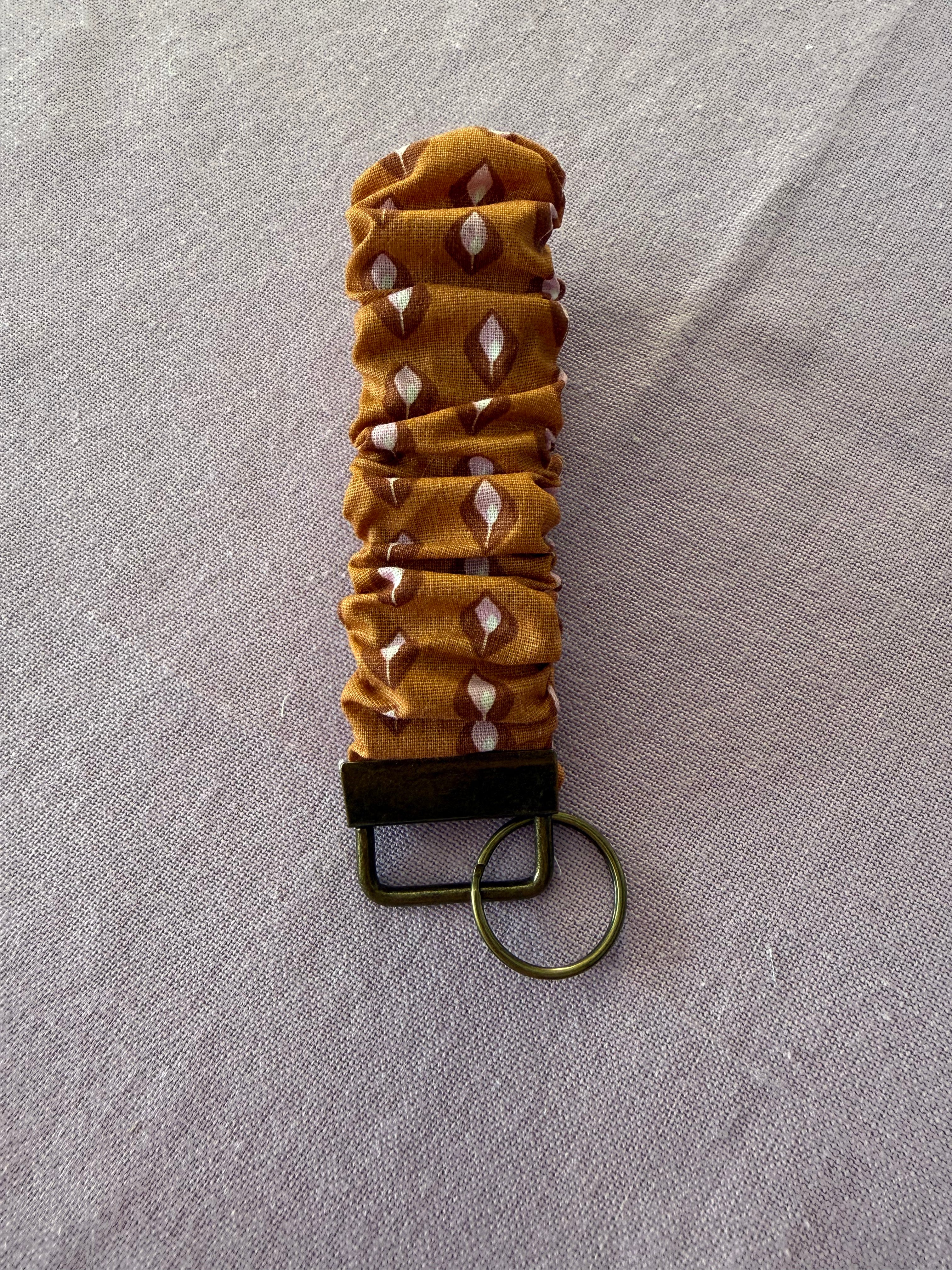 Scrunchy Schlüsselanhänger "Amber echo"
