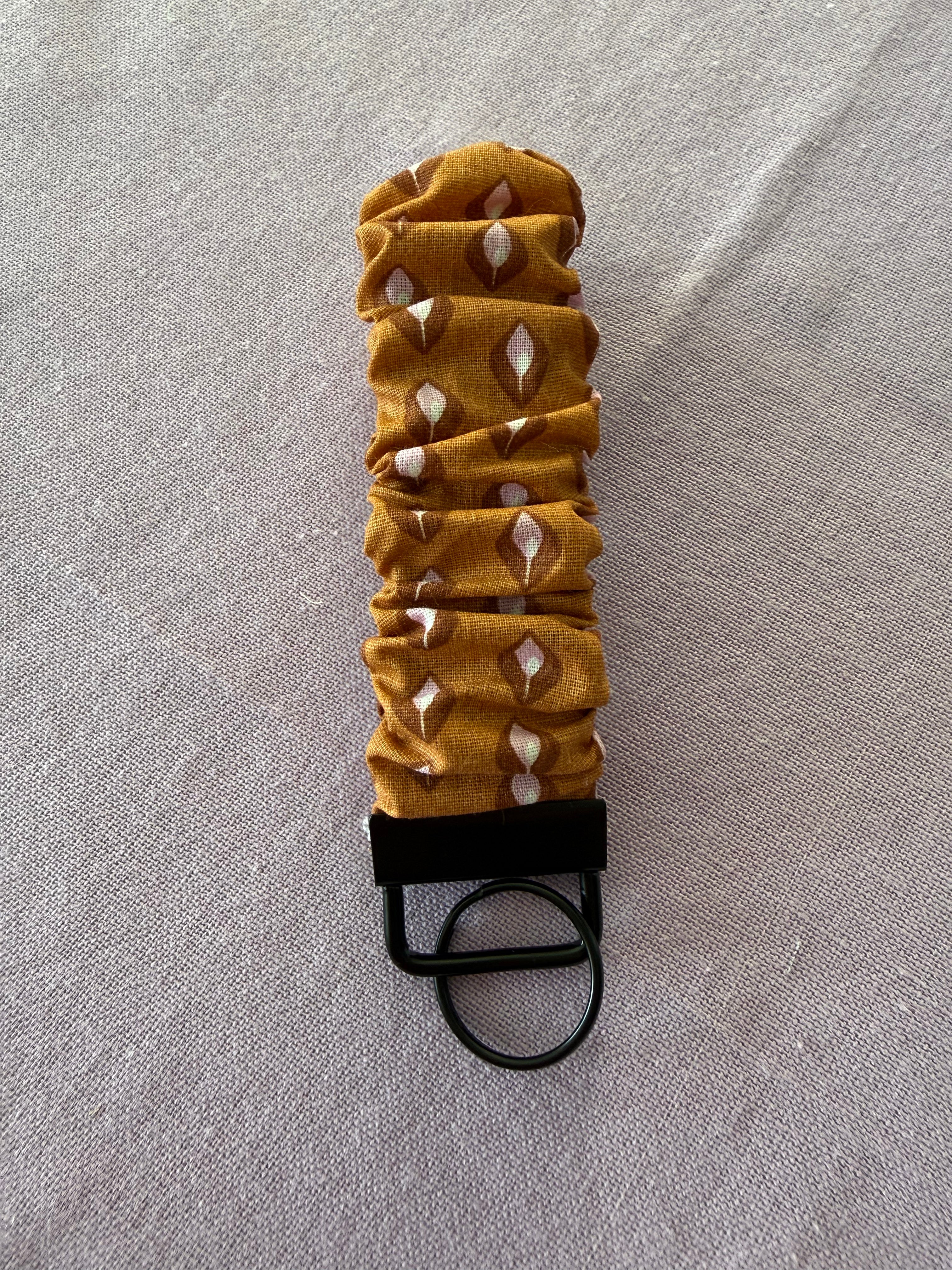 Scrunchy Schlüsselanhänger "Amber echo"