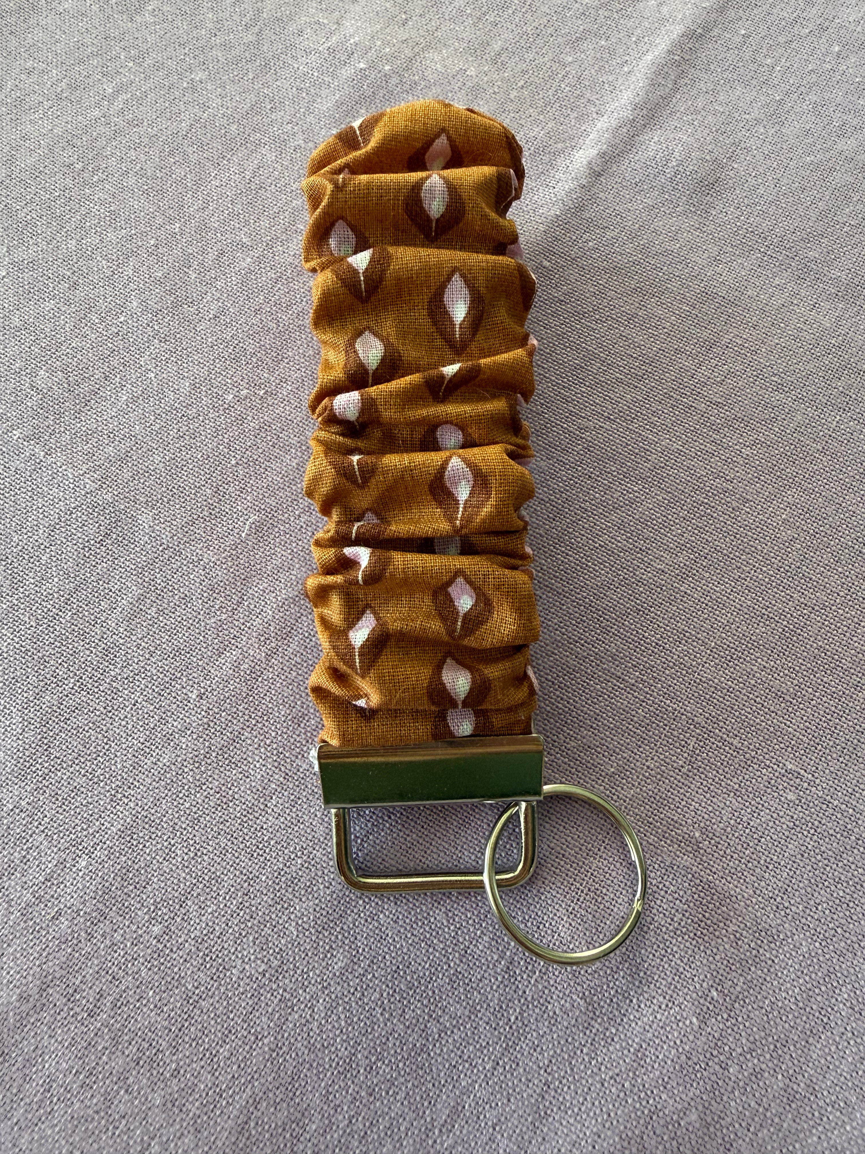 Scrunchy Schlüsselanhänger "Amber echo"